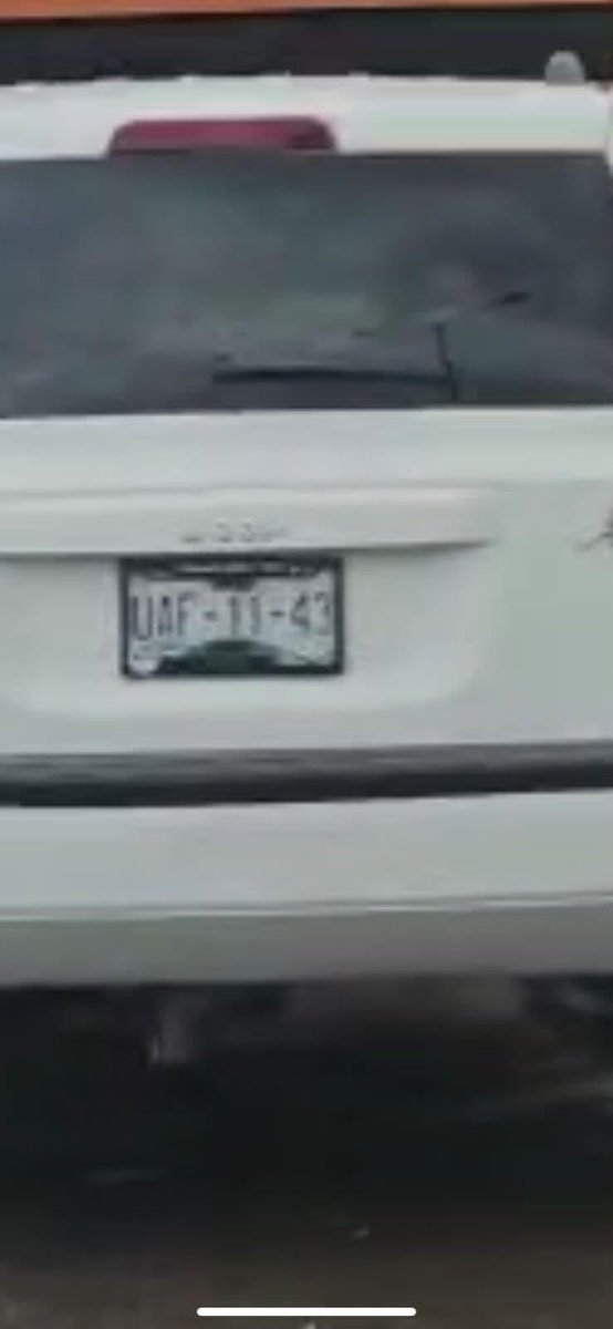 AndreaOrtMont's tweet photo. El conductor de esta Jeep Blanca 2008 con placas UAF-1143 el día de ayer en la colonia Libertad atropelló a una chica con su bebé, hoy se encuentran graves en el hospital. Ayudemos a dar con el ¡Esto fue una tentativa de homicidio doloso! No permitamos quede impune. https://t.co/qTU9g7vO8w