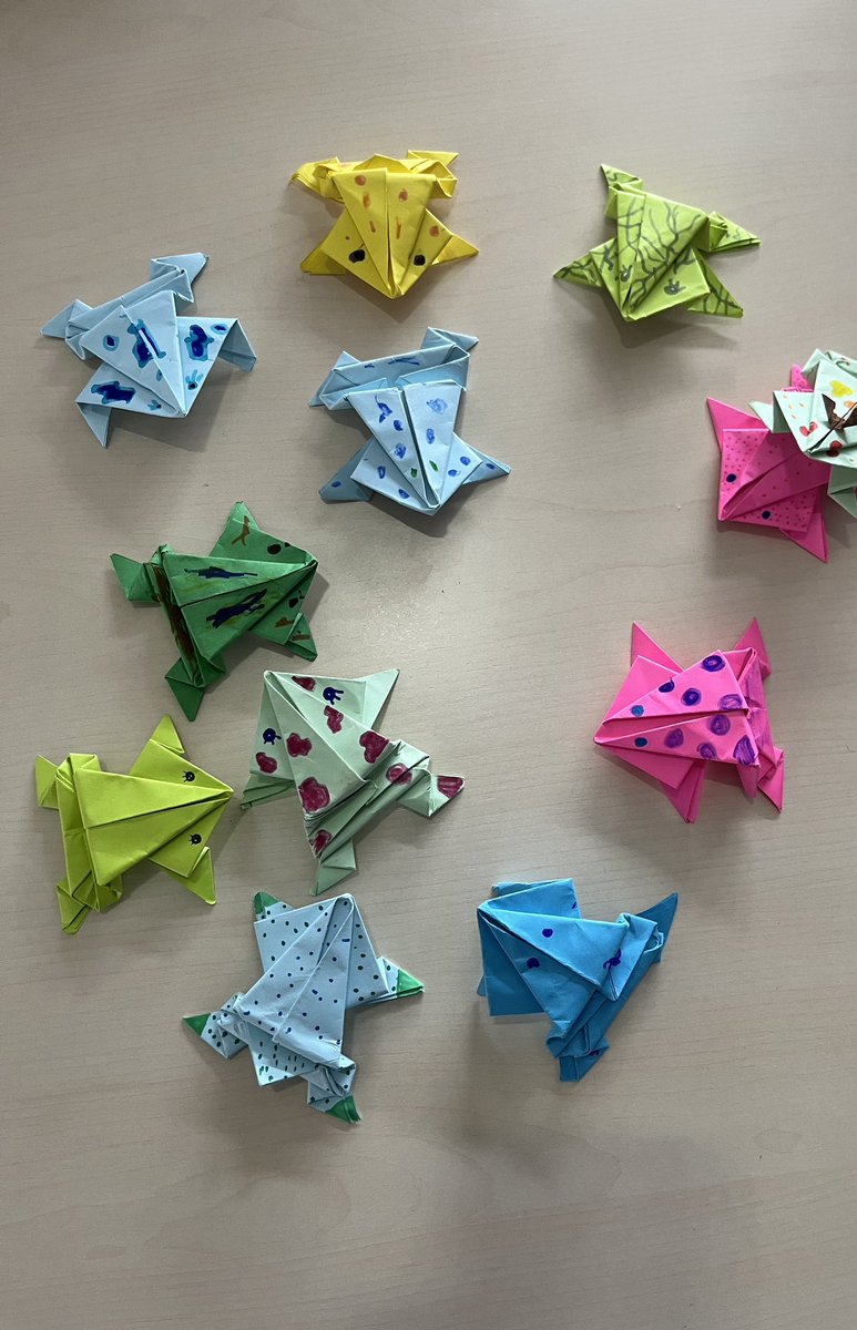 Xuntos_Oviedo's tweet photo. Y volvemos con otro #sabadoXuntos
Nos lo hemos pasado pipa haciendo papiroflexia y carreras con las ranas de papel 🐸
¡Como nos lo pasamos! 

#somosMaristas #SonrieMaristas #Sonriedecorazon #MaristasOviedo #infancia #juventud #educación #ocioytiempolibre https://t.co/a6sCEML9pY