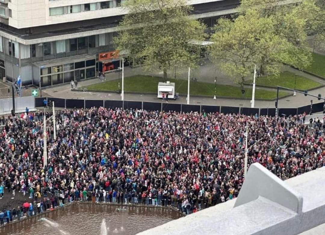 Robartjee's tweet image. Arme loempia verkoper, hele nacht 20.000 loempia&apos;s zitten vouwen kunnen de fans er niet bij 😬🤭🤣

#Feyenoord #Coolsingel #Huldiging
