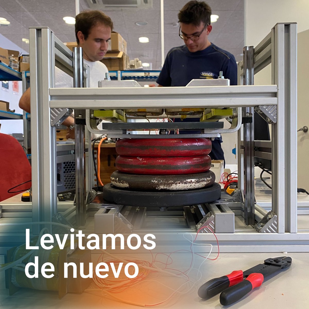 hyperloopupv's tweet image. Lo hemos conseguido 💪 💪  
Tras varias noche sin dormir podemos decir orgullosos que... 

🔥 LEVITAMOS 🔥