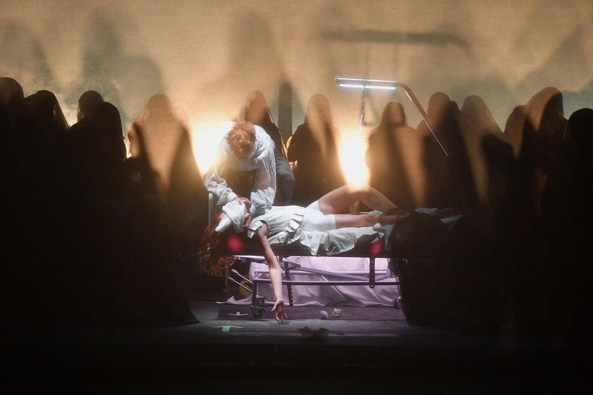 Casa_Ricordi's tweet photo. "Seemingly effortlessly, modern and medieval sounds interweave and build a bridge through space and time." —SR3 on the world premiere of #SarahNemtsov's new opera 𝗢𝗣𝗛𝗘𝗟𝗜𝗔 at #SaarländischesStaatstheater. Watch Sarah's interview👉https://t.co/RPKsZI6jfb
📷 Martin Kaufhold https://t.co/mcLTc2jR23
