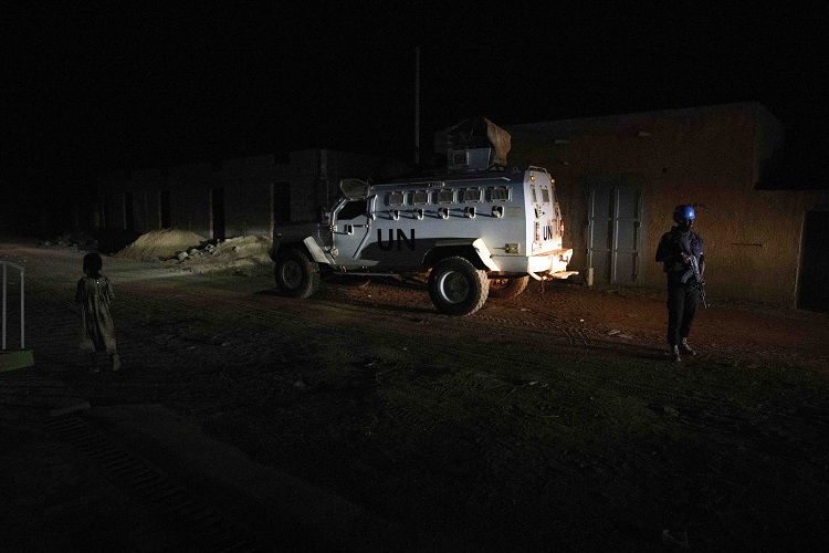 UN_MINUSMA's tweet image. Au #Mali🇲🇱, région de #Gao, @UNPOL mène des patrouilles diurnes ou nocturnes, de courtes ou de longues portées, en milieu urbain ou dans les villages. Objectifs :
✅Protéger la population civile
✅Soutenir la restauration de l’autorité de l'État
✅Sécuriser les sites de #PDI