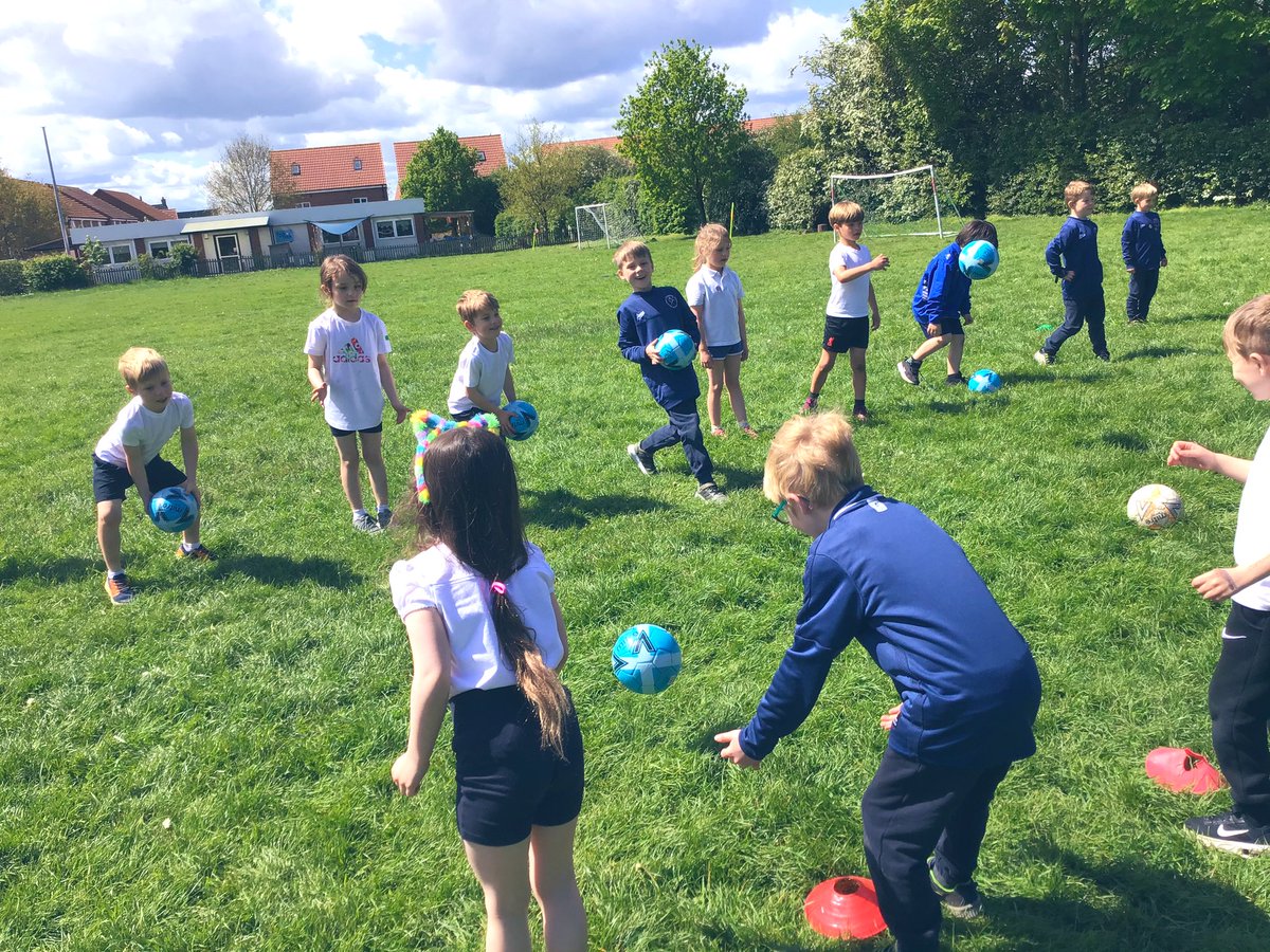 M1ssCunningh4m's tweet photo. Enjoying the sunshine in our PE today! We were practicing striking and fielding⚽️ #TockPE #TockY1 @Tockwithcofe https://t.co/Y2kqXrnoWB