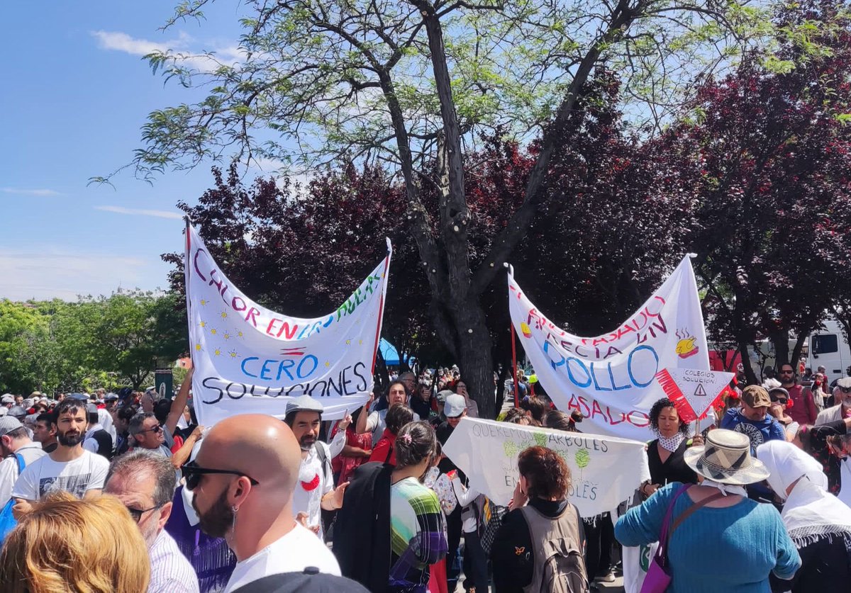 ¡Feliz #SanIsidro2023!
Hoy nos hemos acercado a la pradera a decirle a <a href="/AlmeidaPP_/">José Luis Martínez-Almeida</a> que nos preocupa mucho el calor ☀️🔥🥵 en aulas y patios de nuestros coles y que necesitamos soluciones urgentes.🌳🌿🌱💦
A <a href="/IdiazAyuso/">Isabel Díaz Ayuso</a> no la hemos visto...