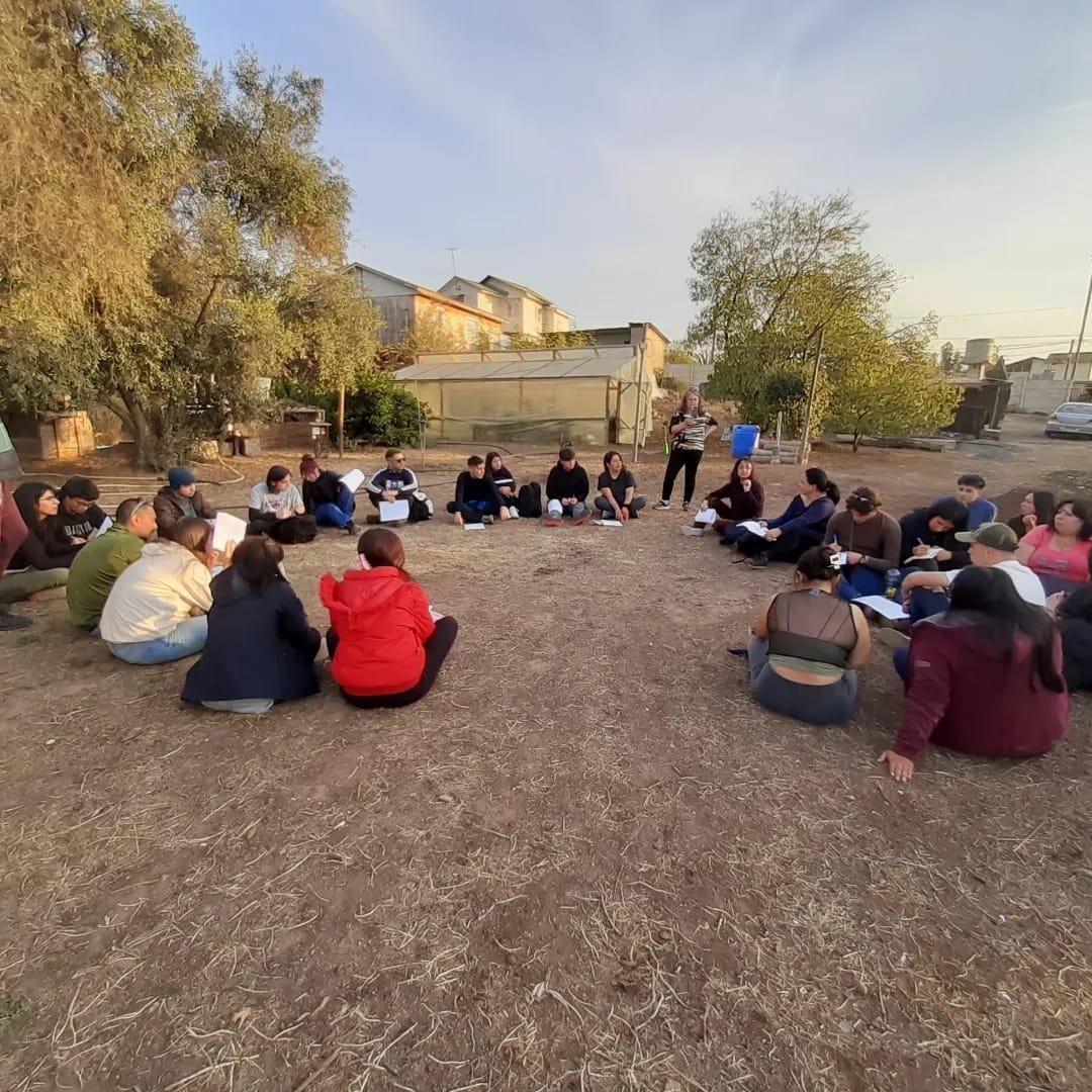 Vernica01139842's tweet photo. Estudiantes de Ingeniería Civil Ambiental en extensa y productiva salida a terreno con un equipo interdisciplinario de cadaémicos.. Nuestros estudiantes conocen la problemática y las estrategias que desarrollamos en Puchuncaví y la contaminación. Ingeniería UPLA. https://t.co/oQP3CI5yYp
