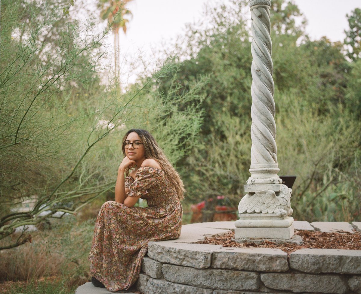 so now that i officially have 3k followers on here (thank you!), i figure there's no better time to re-introduce myself!! / a thread 🧵✨

my name is Sofía Aguilar &amp; i am a Chicana writer, freelancer, &amp; editor based in LA specializing in poetry, fiction, cnf, and journalism (1/8)