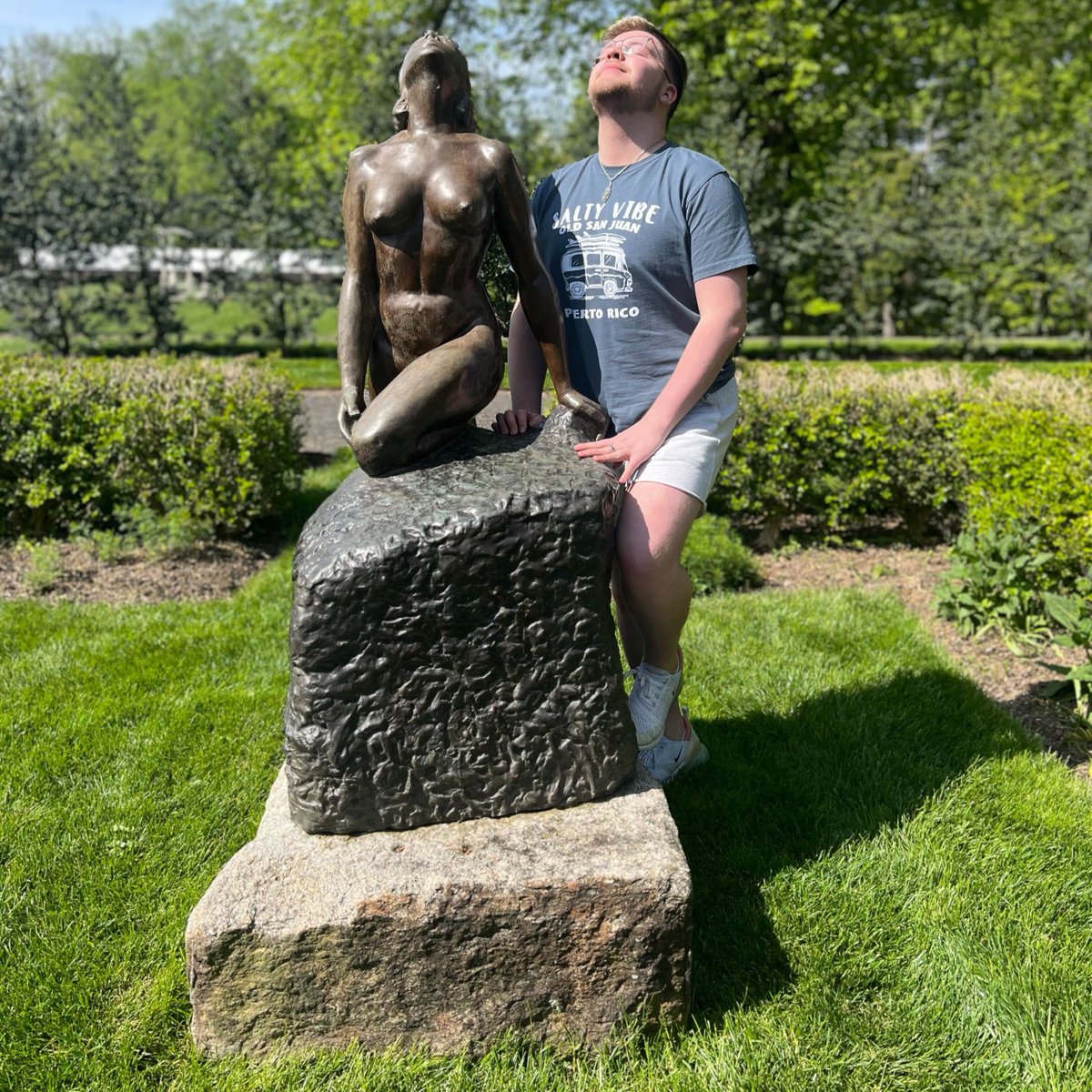 Bucks_edu's tweet photo. Dylan posing like the statues in Tyler Gardens: a series. ✨
#BucksCCC #BucksCounty #CommunityCollege #BucksCountyPA #TylerGardens https://t.co/4OxIk3tukE