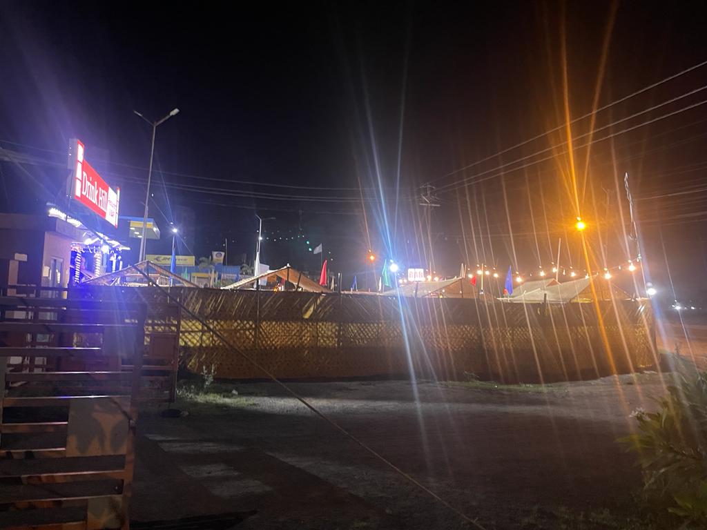 Umashan53262772's tweet photo. @CollectorBhopal आदरणीय रजत गोल्डन कॉलोनी के बाहर कटारा हिल्स भोपाल की शराब बार का अतिक्रमण अभी भी नहीं हटा है कृपया मदद करें जनता बहुत परेशान है.

बाहर जो पानी की प्याऊ लगी थी उसे जरूर आज हटा दिया गया है. https://t.co/q7RP5r3hww