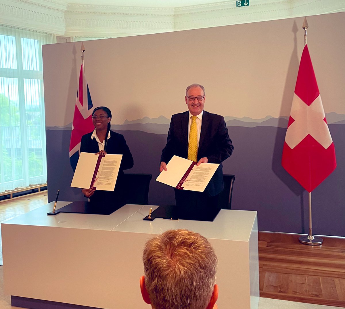 feusl's tweet photo. Start of the negotiations for a new trade agreement with the United Kingdom – Federal Counsellor Guy Parmelin and State Secretary @KemiBadenoch #makefreedomgreatagain https://t.co/kb9vzcfyQJ