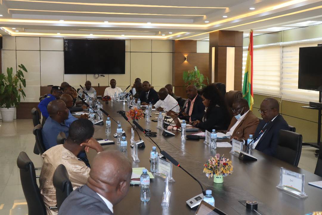 MEFB_GN's tweet photo. Compte rendu de la réunion de cabinet hebdomadaire du Ministère du Budget de ce lundi 15 mai 2023. Plus d'infos 👉 https://t.co/IWSh5MwvMt
#MBudget #BudgetGN #GouvernementGN #Guinee https://t.co/KzdARewOuq