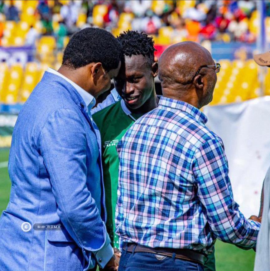 🚨🚨🚨#INSTANTS_PLAY_OFFS🔥🔥🔥<a href="/SamuelEtoo/">Samuel Eto'o</a> , Le president de la <a href="/FecafootOfficie/">Fecafoot-Officiel</a> avec la jeune pépite Patient Wassou Goue non loin L’ambassadeur Roger Milla 😊😊🇨🇲

📸 Sir Romy