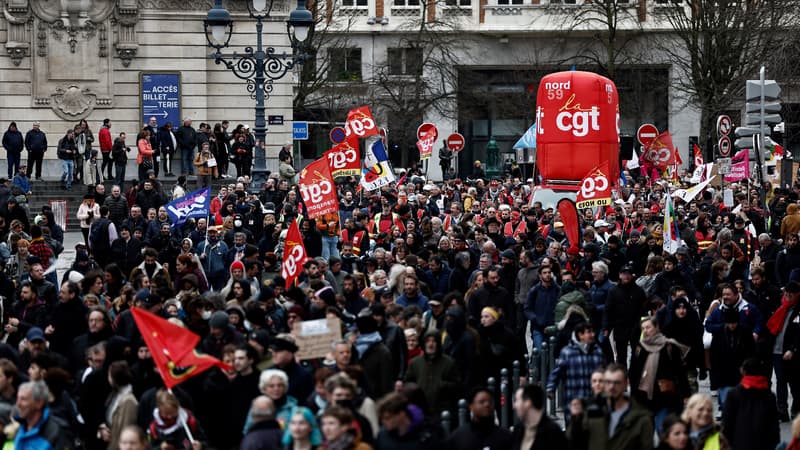 BFMTV's tweet photo. Retraites: le ministère de la Justice reconnaît l'existence d'un fichier nominatif de manifestants à Lille
https://t.co/Sy8cyToQRY https://t.co/bNOvdnfTxZ