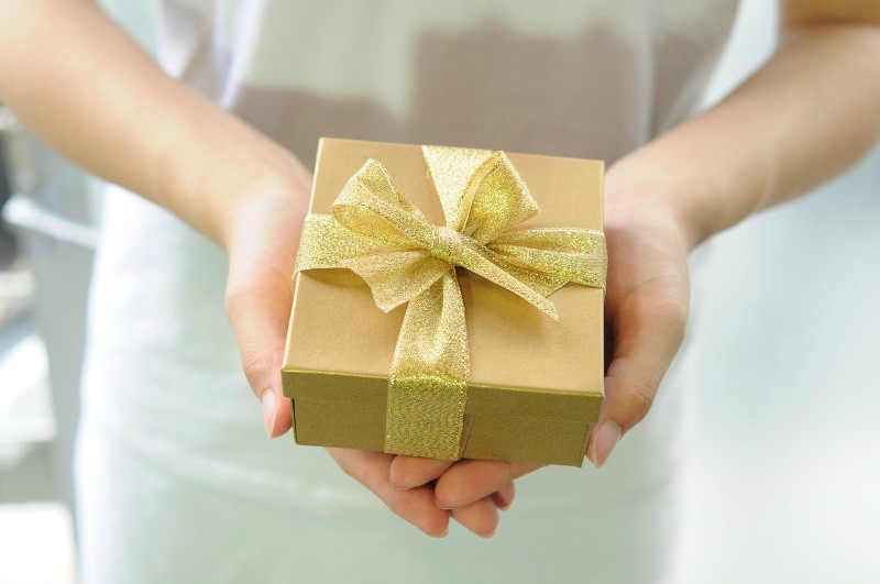 There are many one-of-a-kind gifts that would make great Mothers Day presents or for any other day you want Mom to know you care.

Read the full article: Keepsake Mothers Day Gifts
▸ the-socialites-closet.com/affordable-mot…

#GiftIdeas #MothersDayGifts