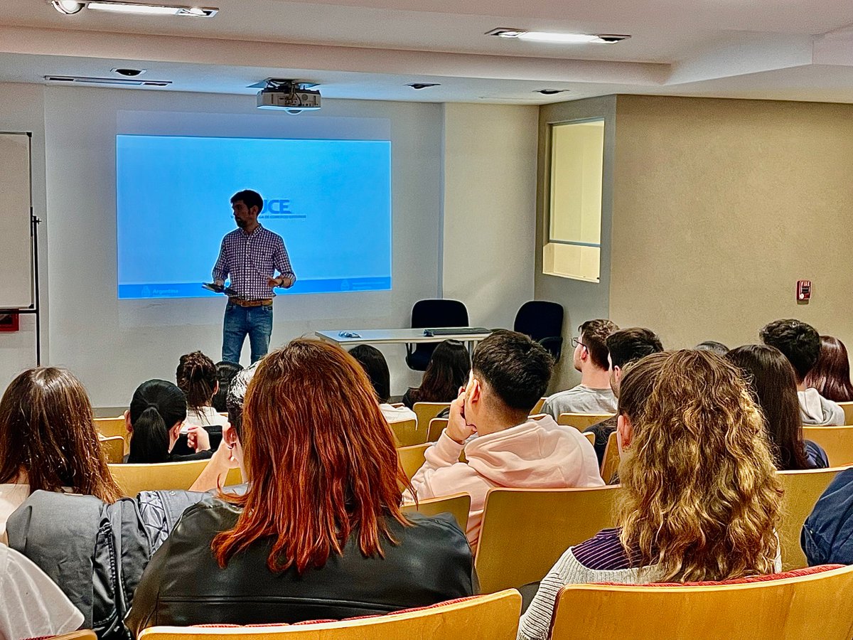 Seguimos participando en la formación de cuadros técnicos para modernizar el comercio exterior argentino.
El viernes estuvimos en la <a href="/Fundacion_icbc/">Fundación ICBC</a>, capacitando alumnos de Fundamentos de Economia y Estrategias de comercio internacional.