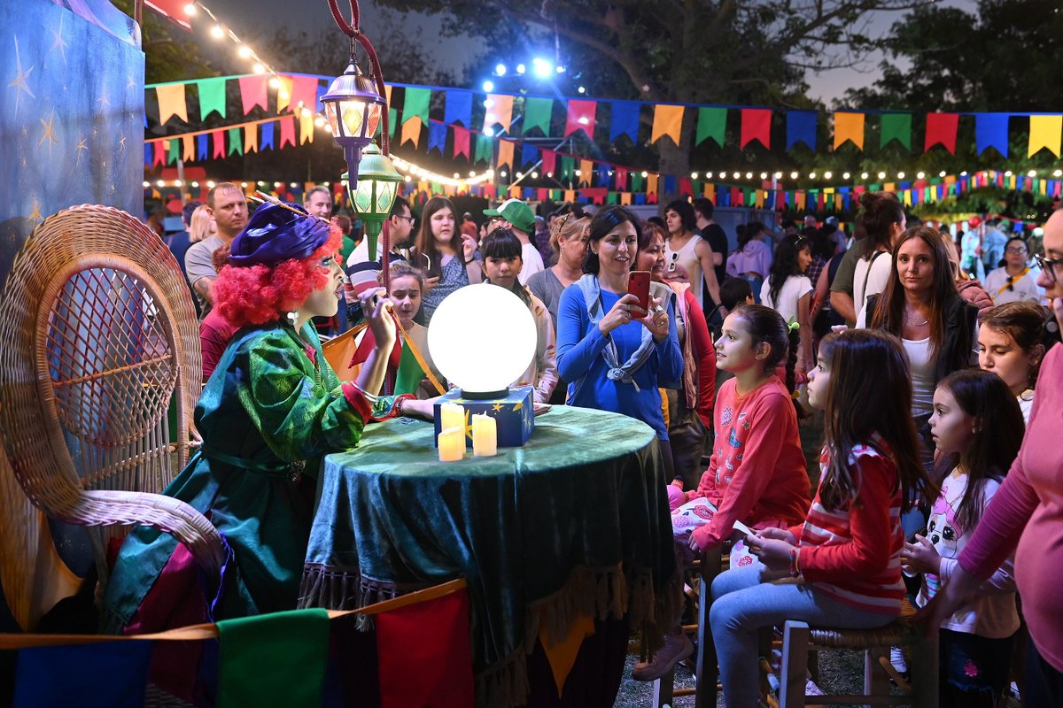 _SantaFeCapital's tweet photo. #EsCosaDeBarrio |🎪¡La tarde de domingo en el #ParqueFederal fue una fiesta!
🪁@emiliojaton participó junto a una multitud, de la primera edición de esta propuesta educativa, cultural y de integración que continuará durante 9⃣ domingos más.
Conocé más👉https://t.co/QOoer7etbk https://t.co/MiR6qQVPLx