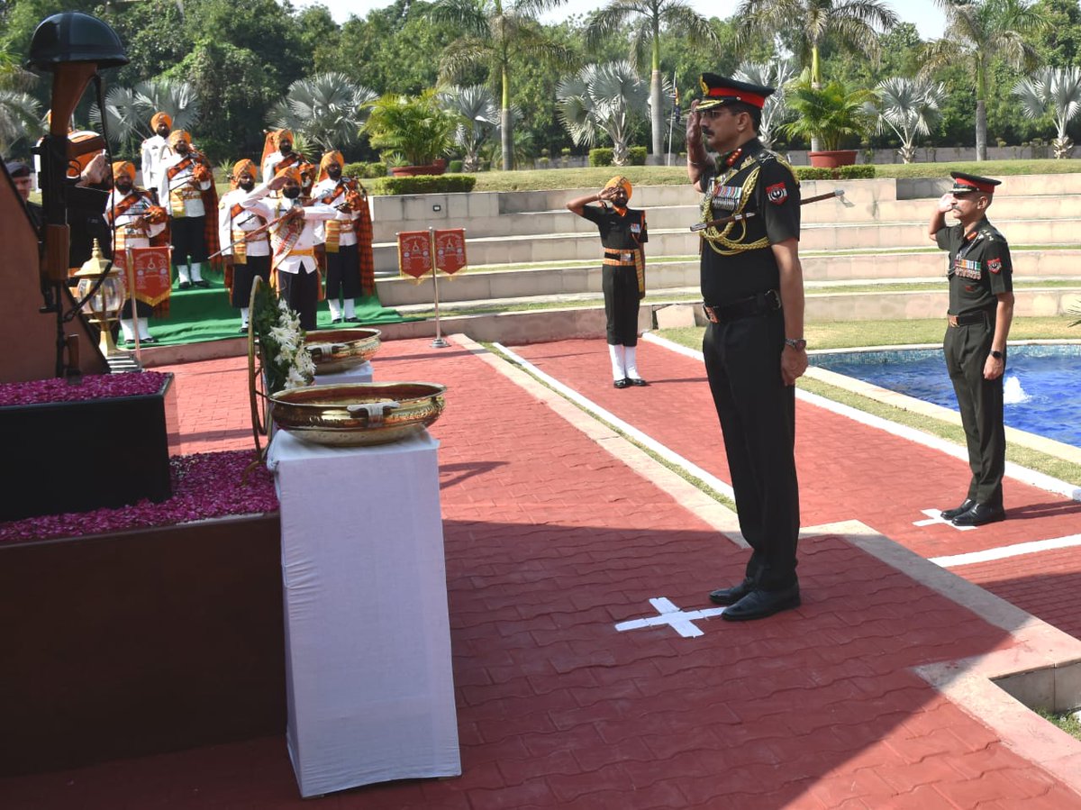 Lt Gen Devendra Sharma handed over command of #VajraCorps to Lt Gen Vijay B Nair on 15 May 2023. He paid homage to #Bravehearts at #VajraShauryaSthal and exhorted all ranks to remain operationally prepared at all times.

#adgpi
#prodef
#spokespersonMoD