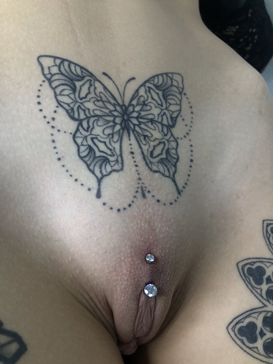 bluebodyart's tweet photo. • Christina / Venus con gioiello in titanio filettato internamente e zirconi, appena eseguito a mano libera 💎 • https://t.co/gRtwgR3Ox9