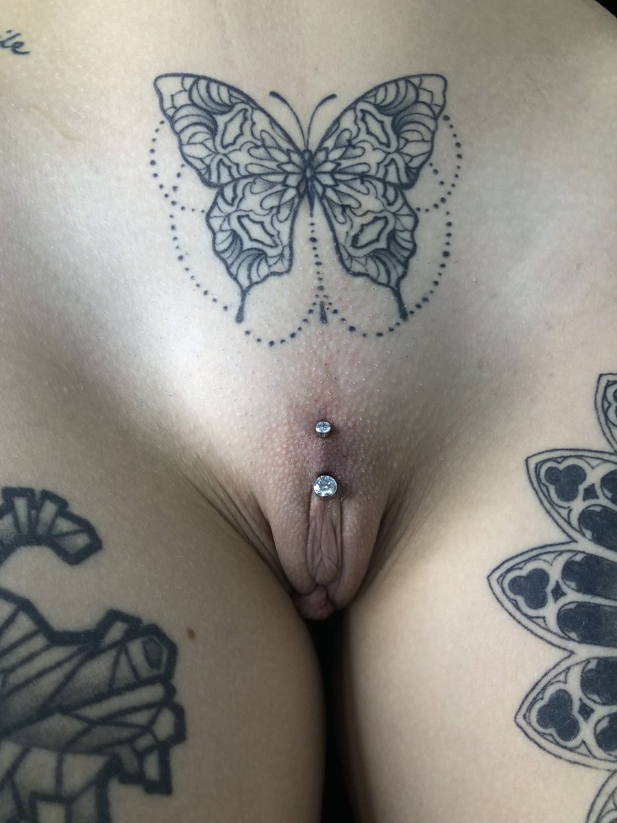 bluebodyart's tweet photo. • Christina / Venus con gioiello in titanio filettato internamente e zirconi, appena eseguito a mano libera 💎 • https://t.co/gRtwgR3Ox9
