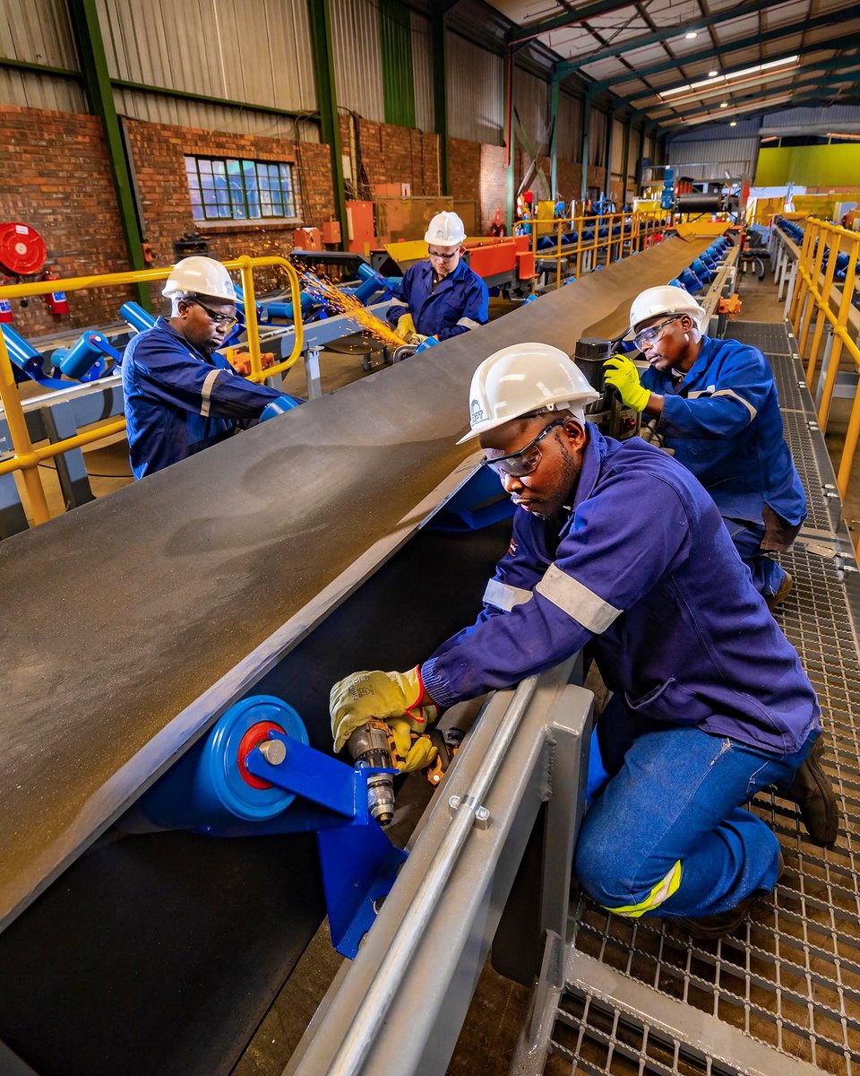 aptprocessing's tweet image. All hands on deck for the manufacture of some conveyors for a medium scale mineral processing plant.
#mining #engineering #gold #goldmining #gemstones #miningequipment #lithium #minerals #metals #mineralprocessing #goldrecovery #metallurgy #cyanidation #miningindustry