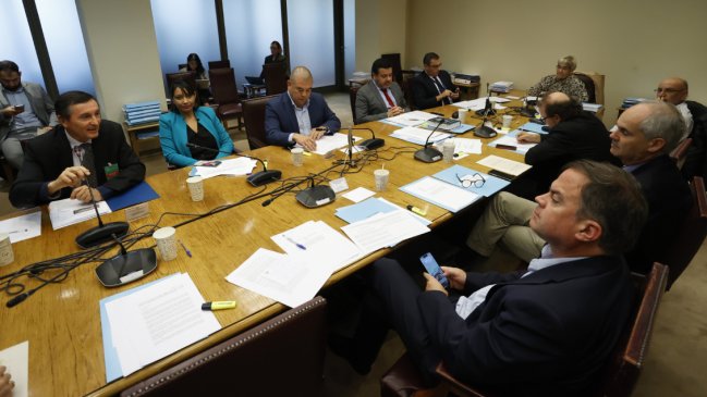 Cooperativa's tweet photo. Isapres: Comisión del Senado aprobó proyecto alternativo que no rebaja planes ni devuelve cobros excesivos #CooperativaContigo https://t.co/A5We3QOdT6 https://t.co/qQlFY2gpWd