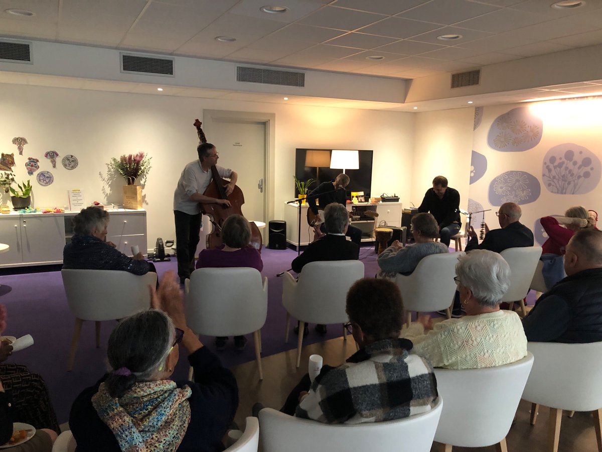 A 18h00 aux <a href="/SenNoisyleGrand/">Senioriales Noisy le Grand</a> 
Concert 🎵 !
Percussions contrebasse , guitare et chants.
Ambiance conviviale et chaleureuse pour nos résidents pour ce début de soirée ensemble.