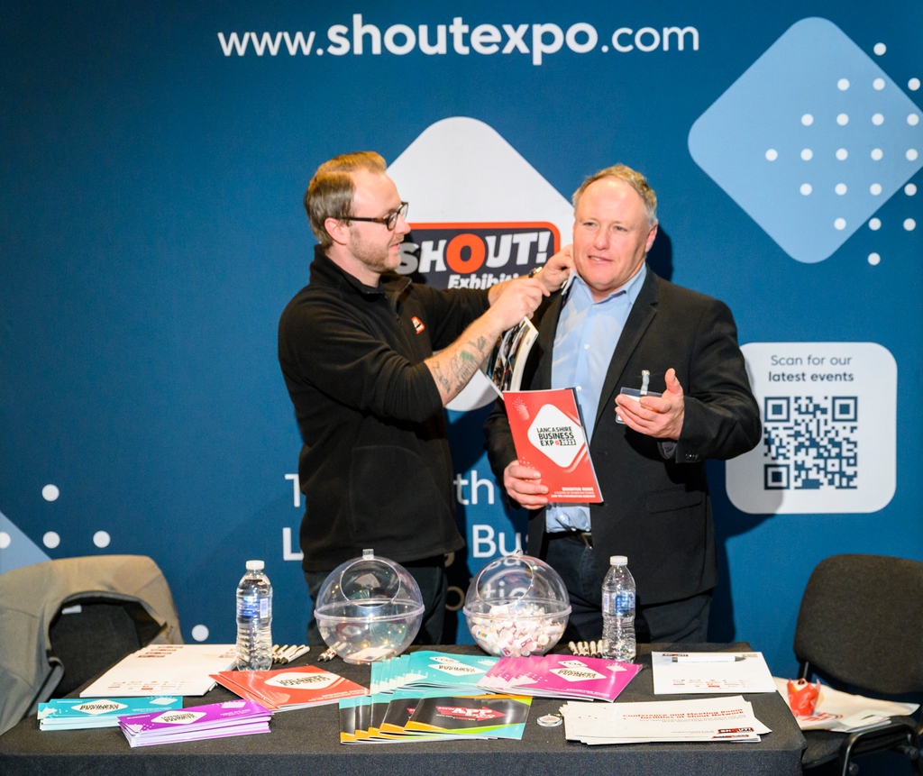 Richard preparing Geoff for a photo at #LLE23 😉💙 @shoutnetwork offers relaxed, professional business networking across the NW, helping businesses meet & build relationships They run fab business expos & have a conference/co-working space in Preston too! 📸 @lizhensonphoto