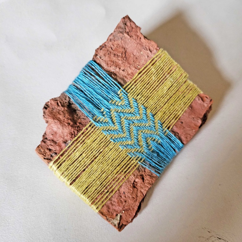 Hippystitch's tweet image. Had a very pleasant afternoon recently learning some weaving techniques from Lark &amp;amp; Bower. Now I know what a 3/3 twill zigzag and a 3/3 hopsack are. Thanks Sarah!
#offloomweaving #learntoweave #weavingworkshop #craft #rockweaving  #handweaving #weaving #woven #larkandbower