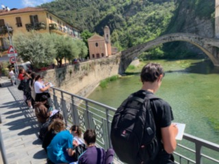 Une journée de rencontre et partage pour nos classes d'italien de 5e et 4e et leurs correspondants de Gênes à Dolceacqua. Un magnifique château, un pont cher à Claude Monet et des jeux en LV. Merci à Mme Pollastrini pour ce beau projet! <a href="/DRAREIC_PACA/">DRAREIC PACA</a>   <a href="/ItalienAcNice/">Italien Académie de Nice</a>