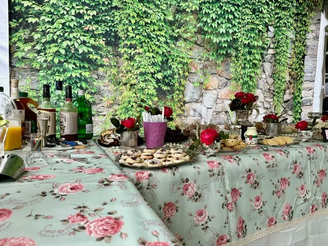 Congratulations to this year's "Most Elegant" tailgate winner from the Meadows Back Row - Patricia Hines and friends. Just one look and we're transported all the way to the home of Lord and Lady Grantham at Downton Abbey.