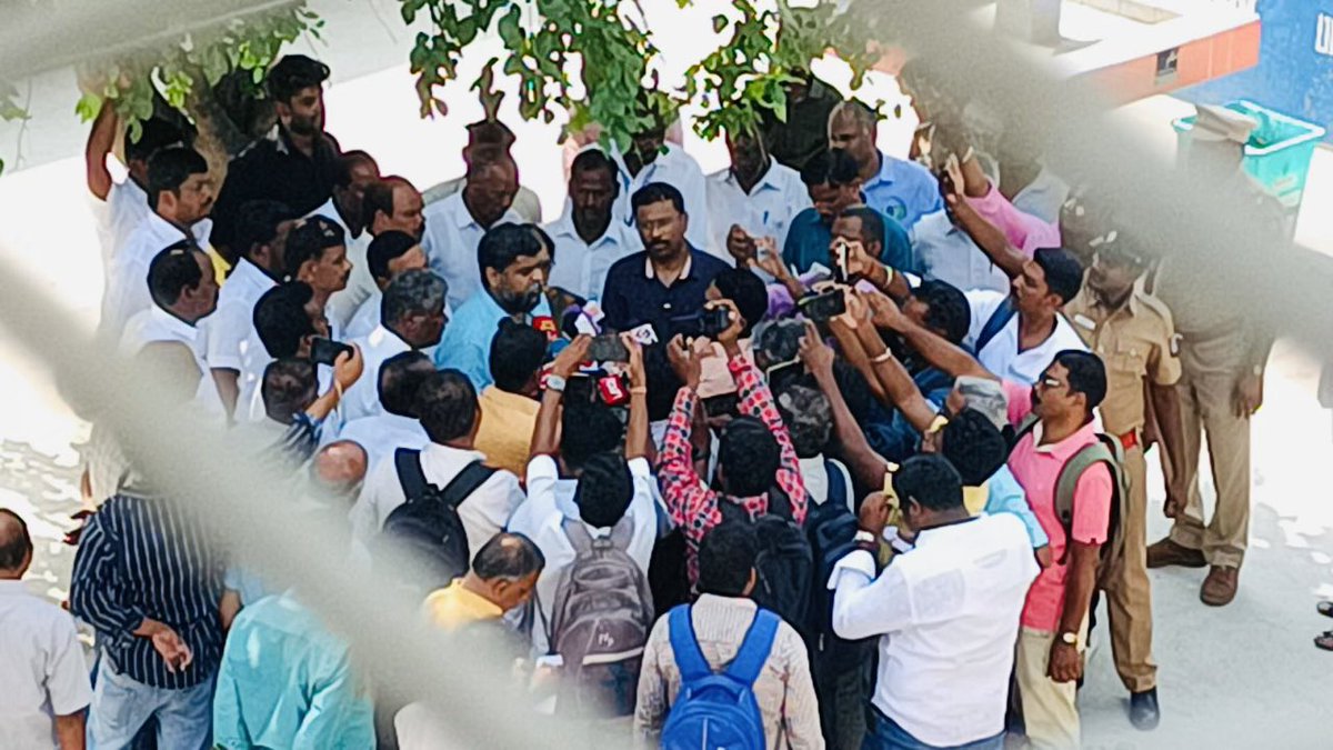 DrSenthil_MDRD's tweet photo. தருமபுரி இரயில் நிலையத்தில் நமது தொடர்முயற்சியால் 

புதிதாக அமைக்கப்பட்ட மின்தூக்கி Lift வசதியை இரயில் பயணிகள் பயன்பாட்டிற்காக துவக்கி வைக்கப்பட்டது

இந்நிகழ்ச்சியில் இரயில்வே துறை அதிகாரிகள், நகர்மன்ற தலைவர், ஒன்றிய கழகச் செயலாளர்கள், கழகத் தோழர்கள் மற்றும் இரயில்வே பணியாளர்கள் https://t.co/alEn2OPzZR