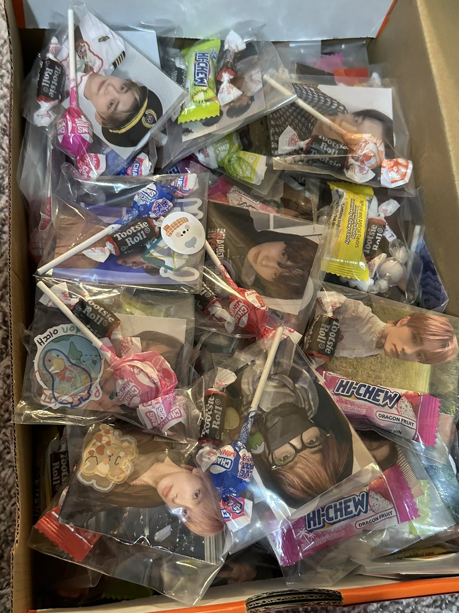 me and my friend will be passing out freebies during txt duluth atlanta day 1 & 2! come find us the day of :) we will have a ton of unit pcs to pass out too! #TXT_ASM_TOUR #TXT_ASM_TOUR_in_Duluth