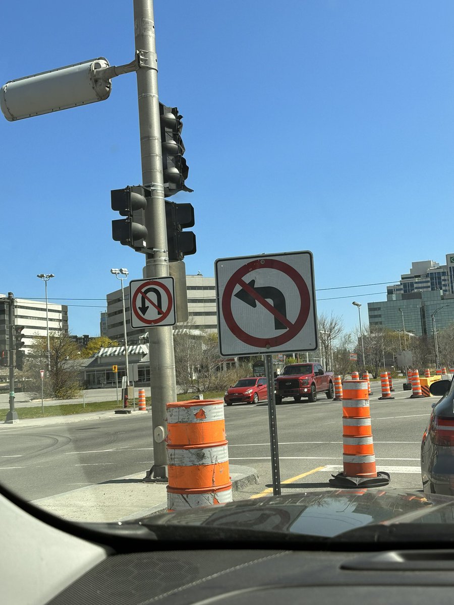fredobergy's tweet photo. 2 affiches que la @coalitionavenir n’ont pas respectées !  #polqc #polmun #tramway #3elien @PconservateurQc @villequebec #boulevardlaurier https://t.co/TLepGfeqAd