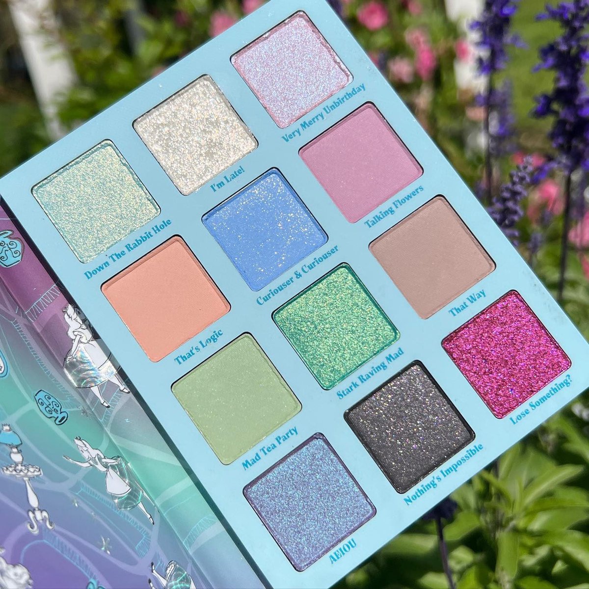 follow your curiosity with the Lost in Wonderland palette 🐰🌀 featuring 12 matte, metallic, matte sparkle and pearlescent glitter shades! 🎩

purchase the Disney Alice in Wonderland and ColourPop Collection NOW at @ultabeauty in-stores and online! 🛒🧡

IG: rosybeautylove