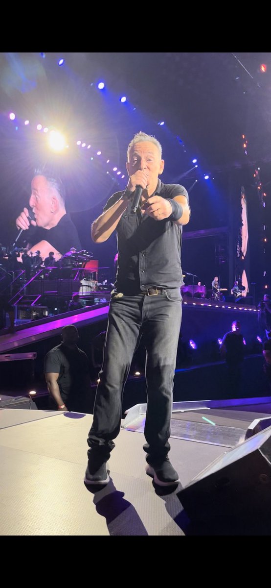 marke0106's tweet image. Paris 2 @springsteen 🔥 🔥 an amazing two nights! #springsteenparis