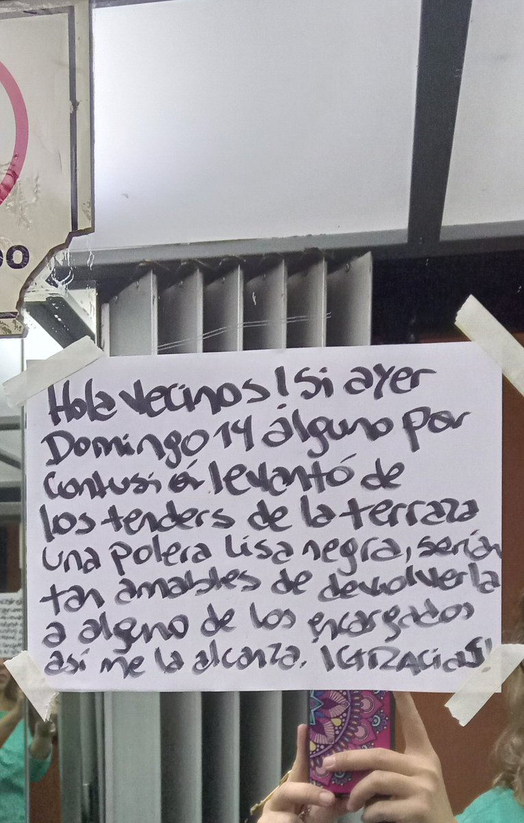 carlafiguecoss's tweet photo. @elcuarticopod a falta de grupo de wsp, en mi edificio somos de método antiguo, de cartelito en ascensor. Perdonen el léxico pues aunque soy veneca, mi prosa debe ser porteña y acá todas las prendas de ropa se dicen diferente. El conserje sugirió un copy más corto. Qué opinan? https://t.co/z9j7iJEqTS