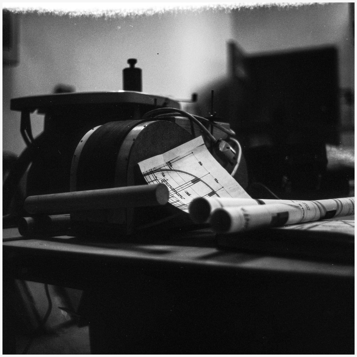 Luuuuuiis's tweet photo. Francisco Sánchez, natural de Albox, trabajando en sus guitarras artesanales 🎞 

#filmphotography https://t.co/sxOJ0tqnh2