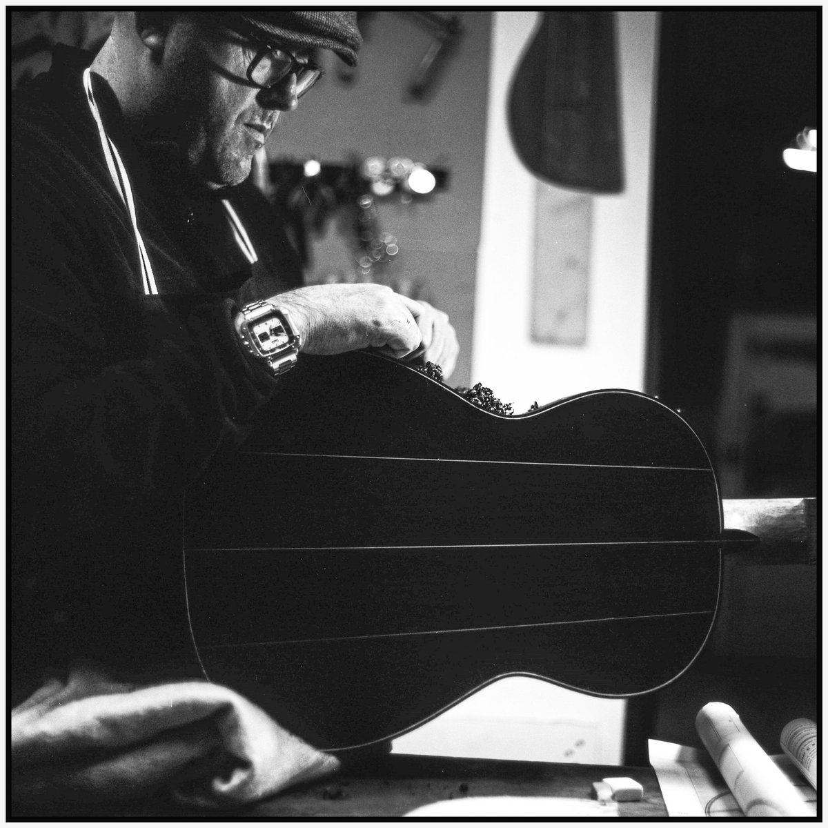 Luuuuuiis's tweet photo. Francisco Sánchez, natural de Albox, trabajando en sus guitarras artesanales 🎞 

#filmphotography https://t.co/sxOJ0tqnh2