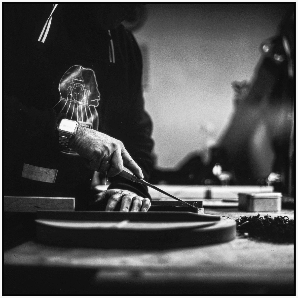 Luuuuuiis's tweet photo. Francisco Sánchez, natural de Albox, trabajando en sus guitarras artesanales 🎞 

#filmphotography https://t.co/sxOJ0tqnh2