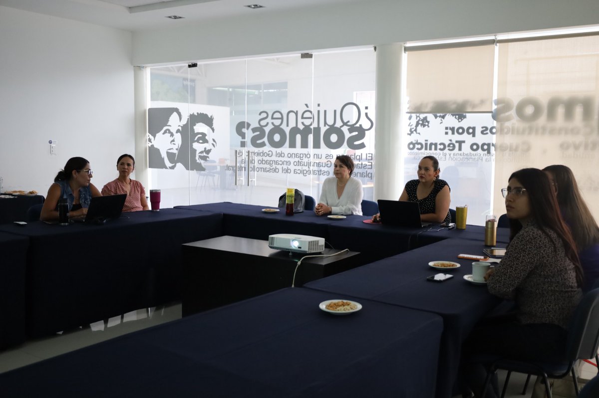 iplanegente's tweet photo. Recibimos a San José Iturbide para profundizar en el diseño de fichas técnicas de indicadores. En #IplaneGTO desde la capacitación y acompañamiento permanente, unimos esfuerzos para seguir construyendo hoy el #GTO que queremos mañana
#MunicipiosFuertes #CreaFuturo @MunicipioDeSJI https://t.co/2J51zkxe86