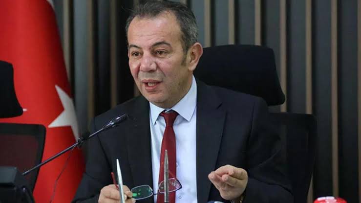 Bolu Belediye Başkanı Tanju Özcan:

"Türk Milletine çağrımdır…Gelin değiştirelim..Yarın çoluğumuza çocuğumuza,malımıza, namusumuza çökecek Suriyeli, Afgan, Iraklı kim varsa gönderelim..Göndermeyeceğiz diyeni gönderelim…Allah aşkına…10 yıl sonra TÜH demeyelim!!!"