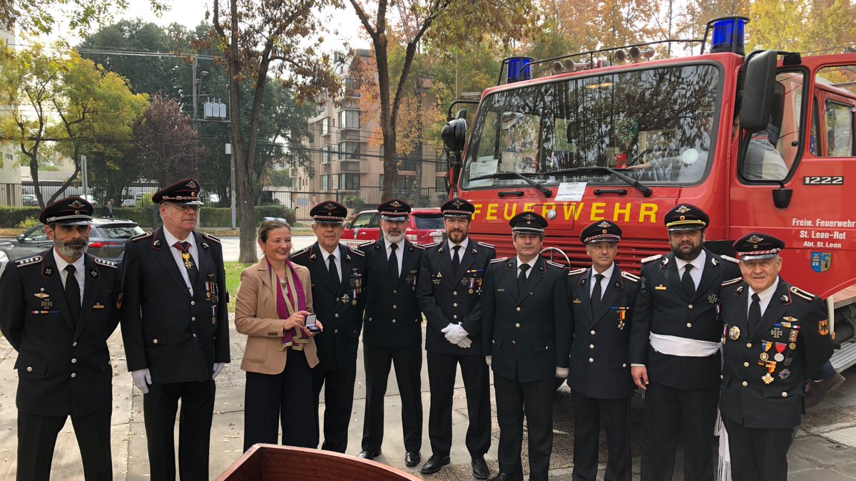 AlemaniaenCL's tweet photo. A ellos se sumaron oficiales y voluntarios de la @15feuerwehr 🚒🚨🇨🇱🇩🇪 y el Cónsul Honorario 🇩🇪 en Temuco, Andreas Schick, quien fue el gestor de la donación. ¡Les deseamos mucho éxito en el nuevo desafío: impulsar la apertura de la nueva brigada de bomberos para #Molco! https://t.co/jkwyOAXJ1r