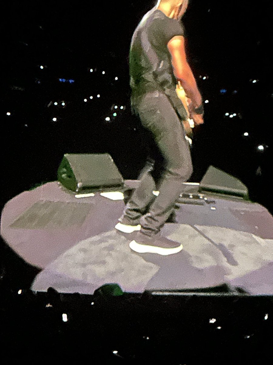 27Maig1715's tweet image. One Night in Paris… @springsteen #shoes 😉 #SpringsteenParis