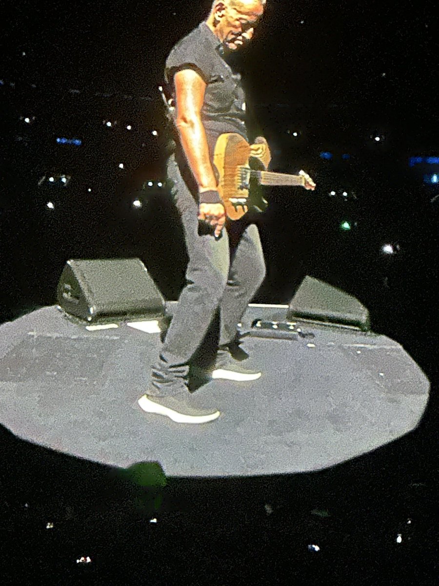 27Maig1715's tweet image. One Night in Paris… @springsteen #shoes 😉 #SpringsteenParis