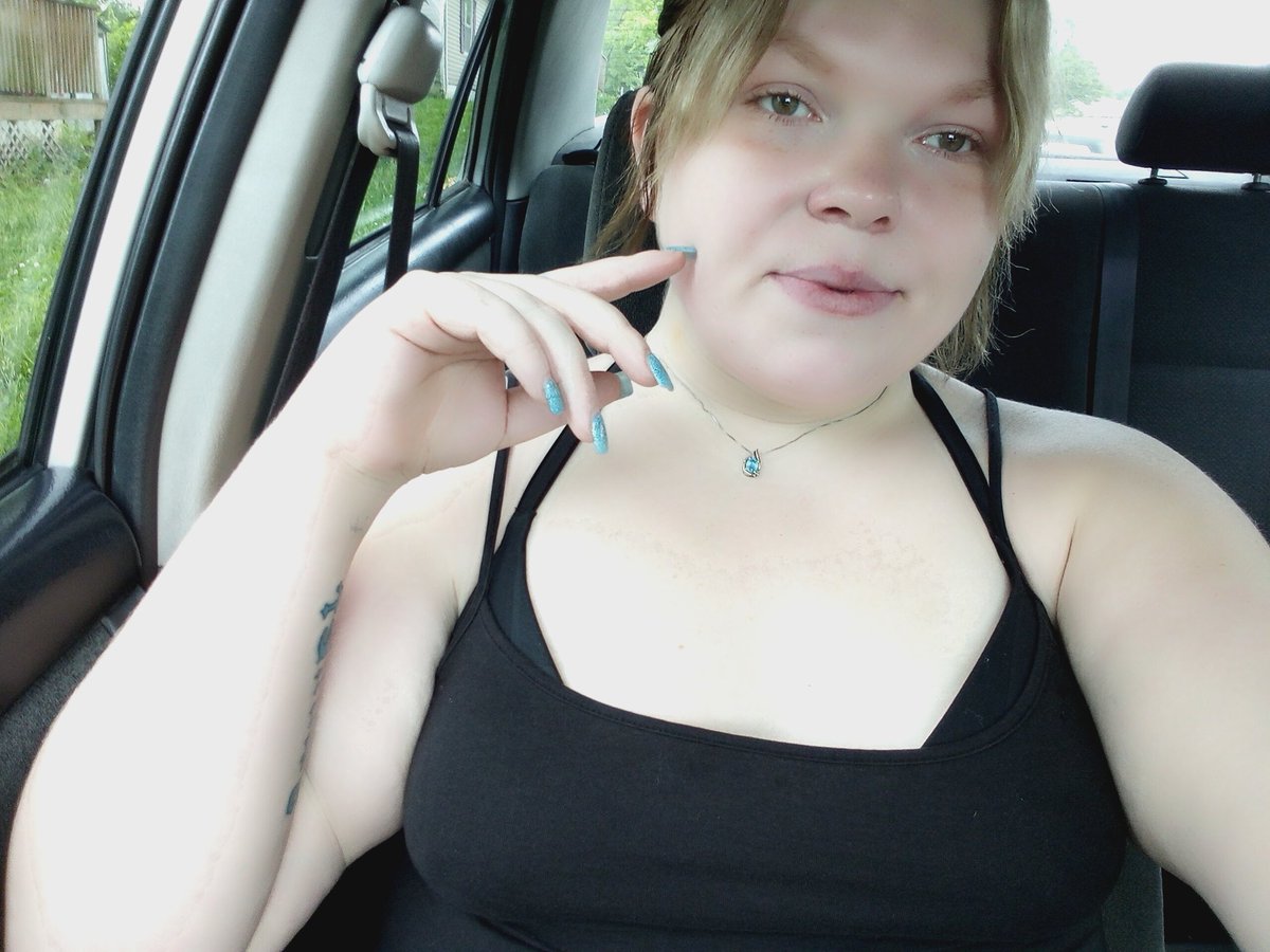 SlutttyDez420's tweet photo. She shines even without makeup💙 https://t.co/TWLR2Yj23R
