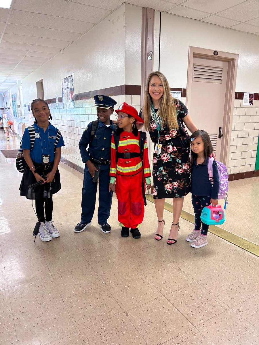 PrestonHollowES's tweet photo. Thank you to all our Career Day speakers and guests! We truly enjoyed learning about various careers! Our future is bright and college and career readiness starts at PHE, thanks to all our parents, volunteers, and caring adults! π©π»βππ§π½βππ¨π»βπ#PHEInspired #IBPYP @CounselingDISD https://t.co/Fp4bBxasfB