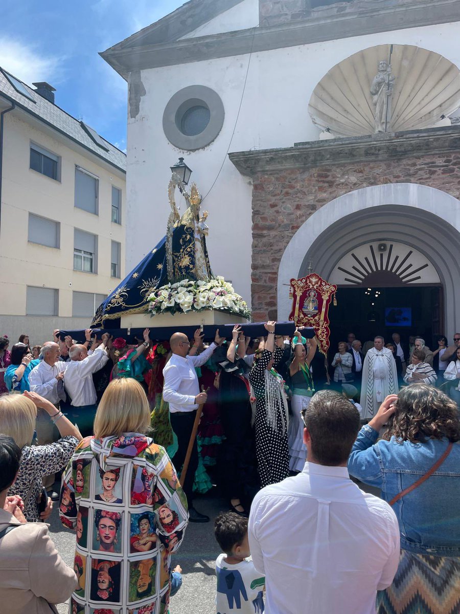 Ayer acompañé a nuestros vecinos del Barrio de Flores del Sil, en el día grande de sus fiestas en honor a Jesús Divino Obrero. 
#Ponferrada 
#ElBierzo