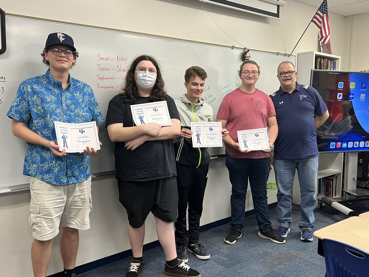 OPscholarbowl's tweet photo. Tonight we celebrated our fantastic year of Oak Park scholar bowl with pizza and celebrations! Best of luck to our seniors who will be missed.🎓We can’t wait to see what great things our underclassmen will do!  @Northmen_OPHS @NKCSchools https://t.co/Way5HlgFsM