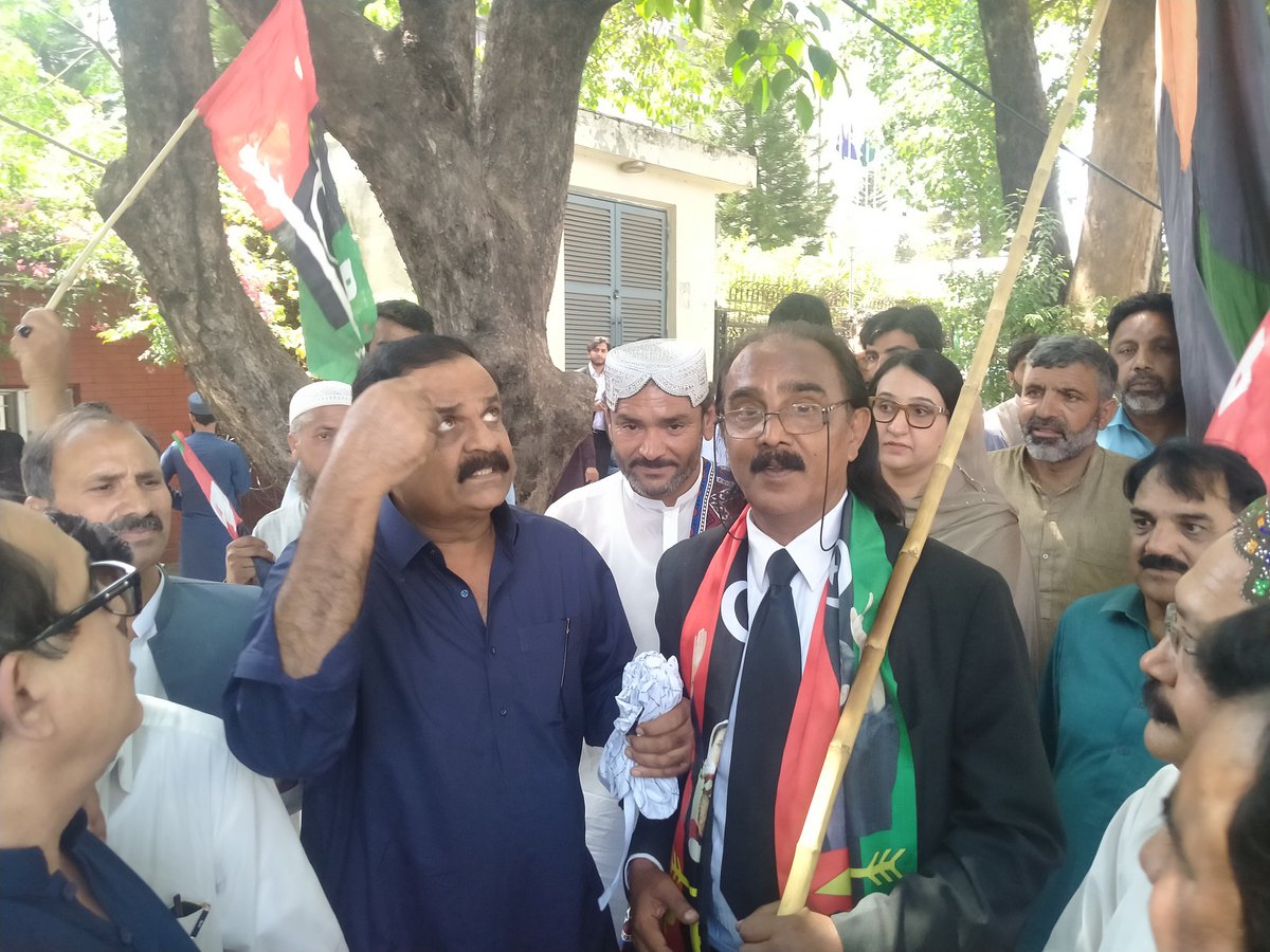 JavedRRaymond's tweet photo. چیئرمین بلاول بھٹو زرداری کی ہدایت پر پرامن احتجاج 15 May  سپریم کورٹ آف پاکستان کے سامنے اسلام آباد میں
@S_HassanMurtaza
کے ساتھ 
@BBhuttoZardari 
@AseefaBZ https://t.co/CPY4oe9ZOw