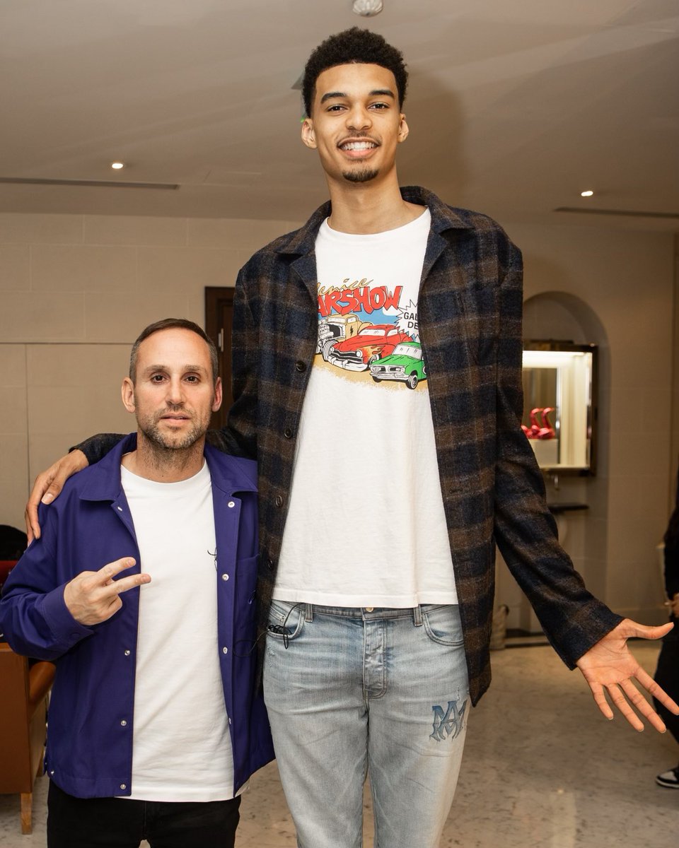 michaelrubin's tweet photo. I may be feeling small today, but this card @vicw_32 has in his hand is pretty big!!! Let me know how much you think it’ll be worth 👀👀 https://t.co/Xnx1oJ6uAt