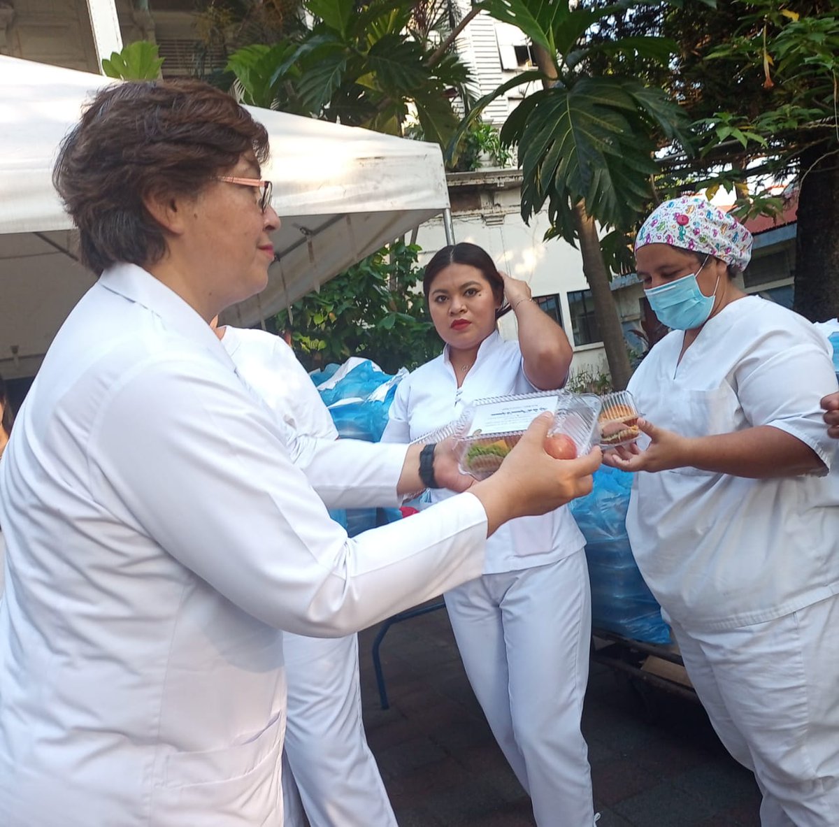 HRosalesSV's tweet photo. El desayuno fue ofrecido por el Señor Presidente de la República Nayib Bukele y la Primera Dama Gabriela de Bukele, a través del Ministerio de Salud, en el marco de la conmemoración del Día del Profesional de Enfermería.
Muchas gracias por pensar en nuestro personal. https://t.co/hRZH9DCIe5